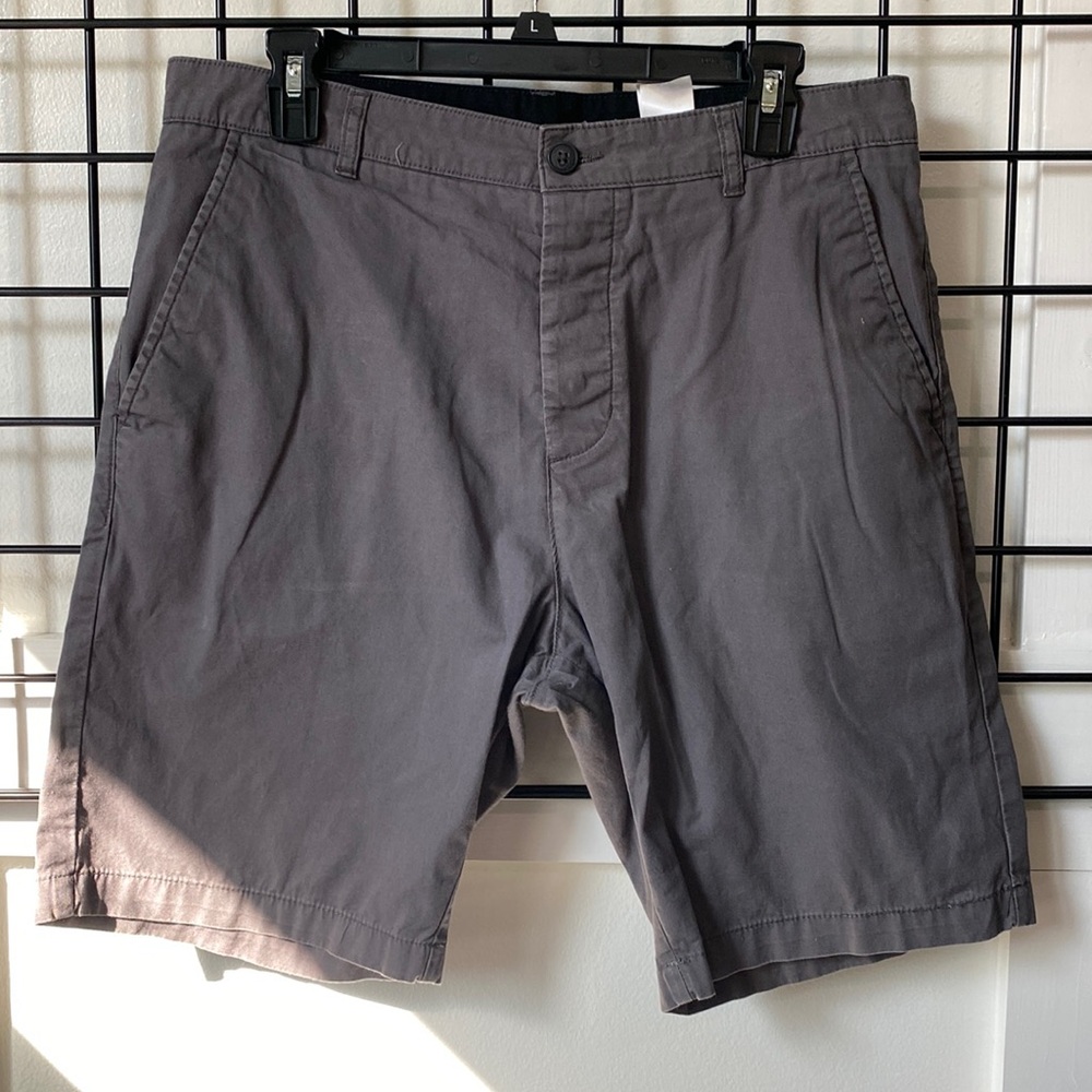 Men’s gray shorts
